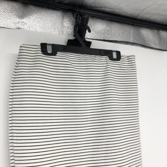 Reitmans black and white striped form fitting stretchy pencil skirt XS - Picture 9 of 11